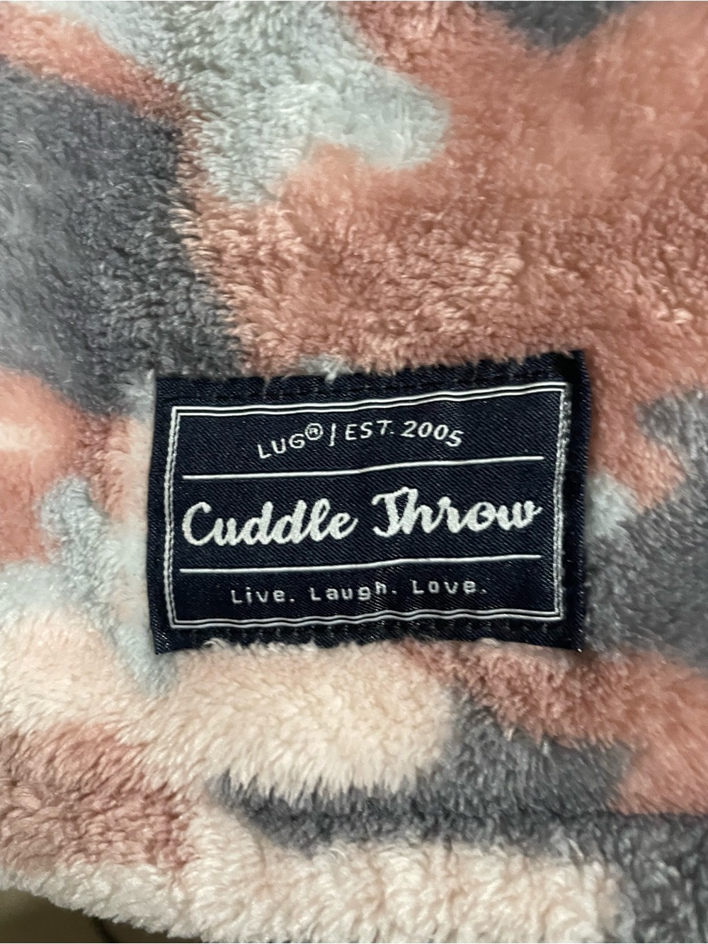 LUG: Cuddle Throw - Picture 4 of 5